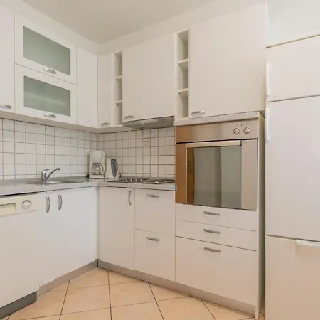 Three-bedroom In Vinjani Gornji