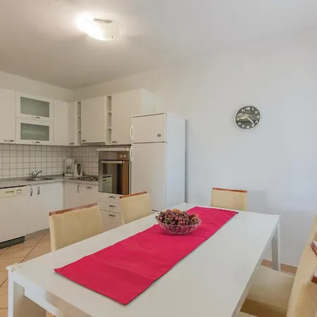 Three-bedroom In Vinjani Gornji