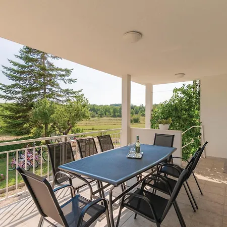 Holiday home 3 Bedroom Gorgeous In Vinjani Gornji