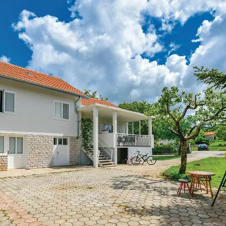 3 Bedroom Gorgeous In Vinjani Gornji Holiday home *