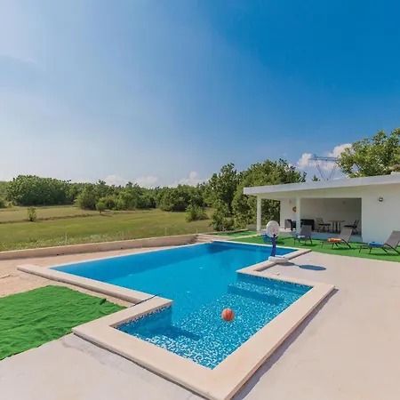 3 Bedroom Gorgeous In Vinjani Gornji Holiday home Aracici