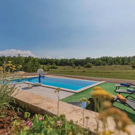 Holiday home 3 Bedroom Gorgeous In Vinjani Gornji Aracici