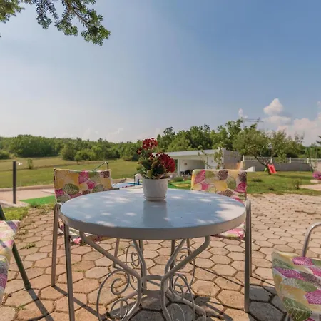 Three-bedroom In Vinjani Gornji *