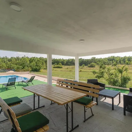 3 Bedroom Gorgeous In Vinjani Gornji *