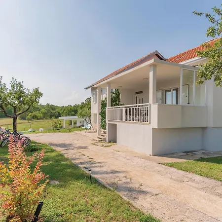 Three-bedroom In Vinjani Gornji