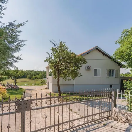 3 Bedroom Gorgeous In Vinjani Gornji Holiday home